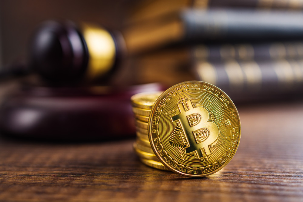 La régulation des crypto-monnaies : enjeux et perspectives pour un encadrement juridique adapté